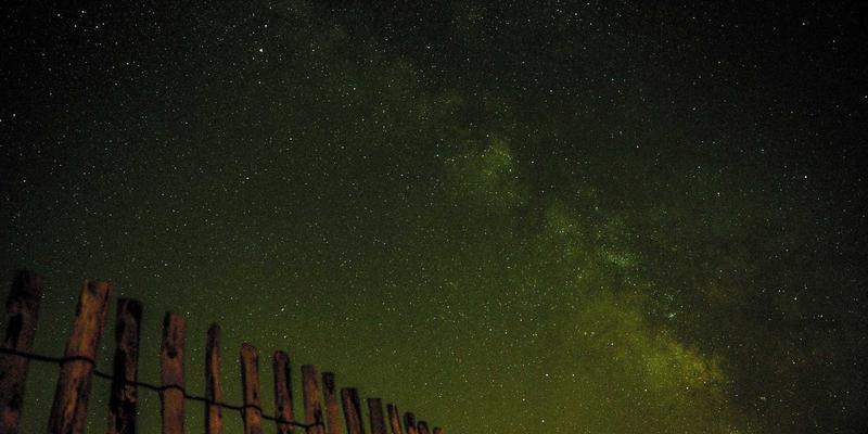 AZL商店跨境购物全攻略：揭秘红色主题北欧风设计的关税、物流与配送时效