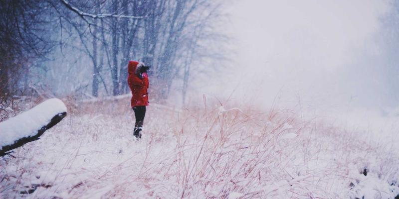 AZL电商平台家具选购指南：巧用北欧风为小户型扩容的红色主题方案