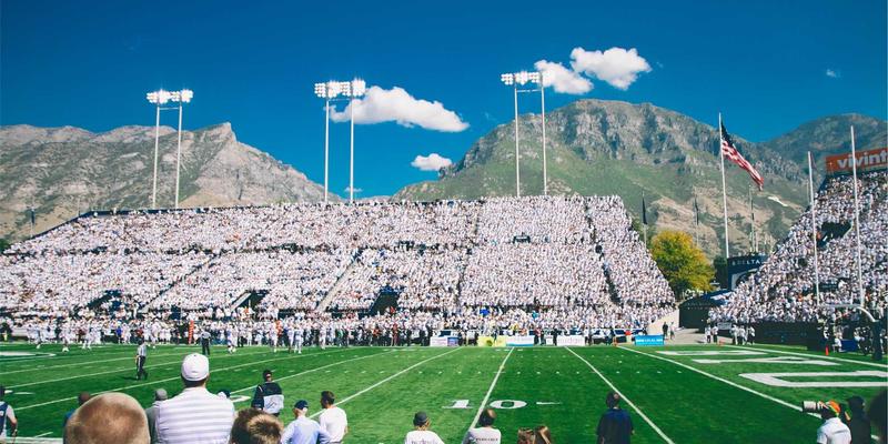 AZL网络商城北欧风家具攻略：巧用红色主题与布局技巧，释放小户型空间潜能