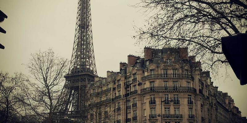 AZL商店25：红色主题电商平台的品牌视觉革命与增长密码