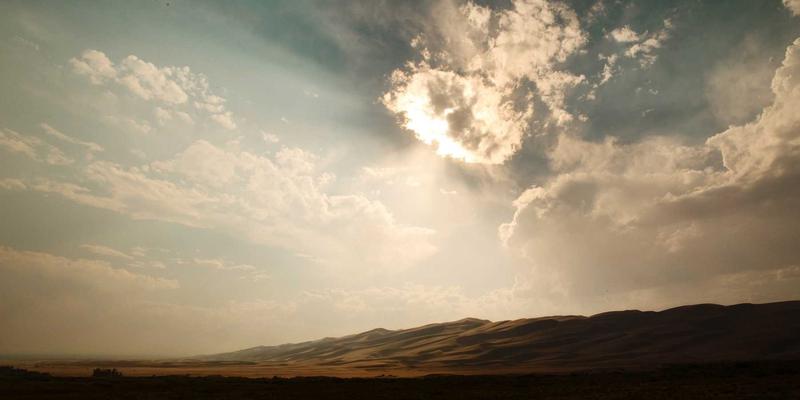 AZL电商平台携手本土艺术家：在北欧风网络商城中探索限量家居艺术品